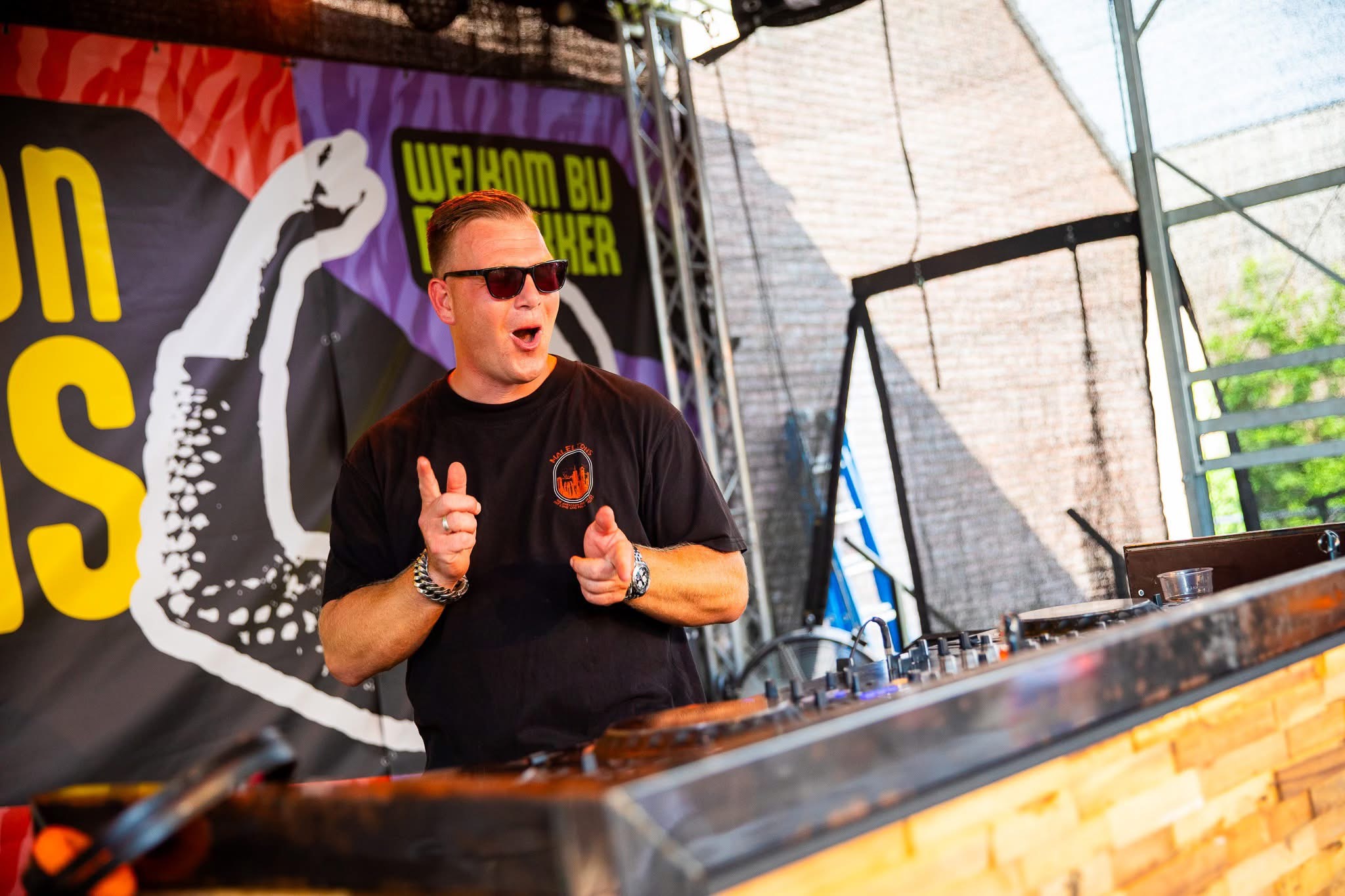DJ J'roen achter de draaitafels tijdens een feest