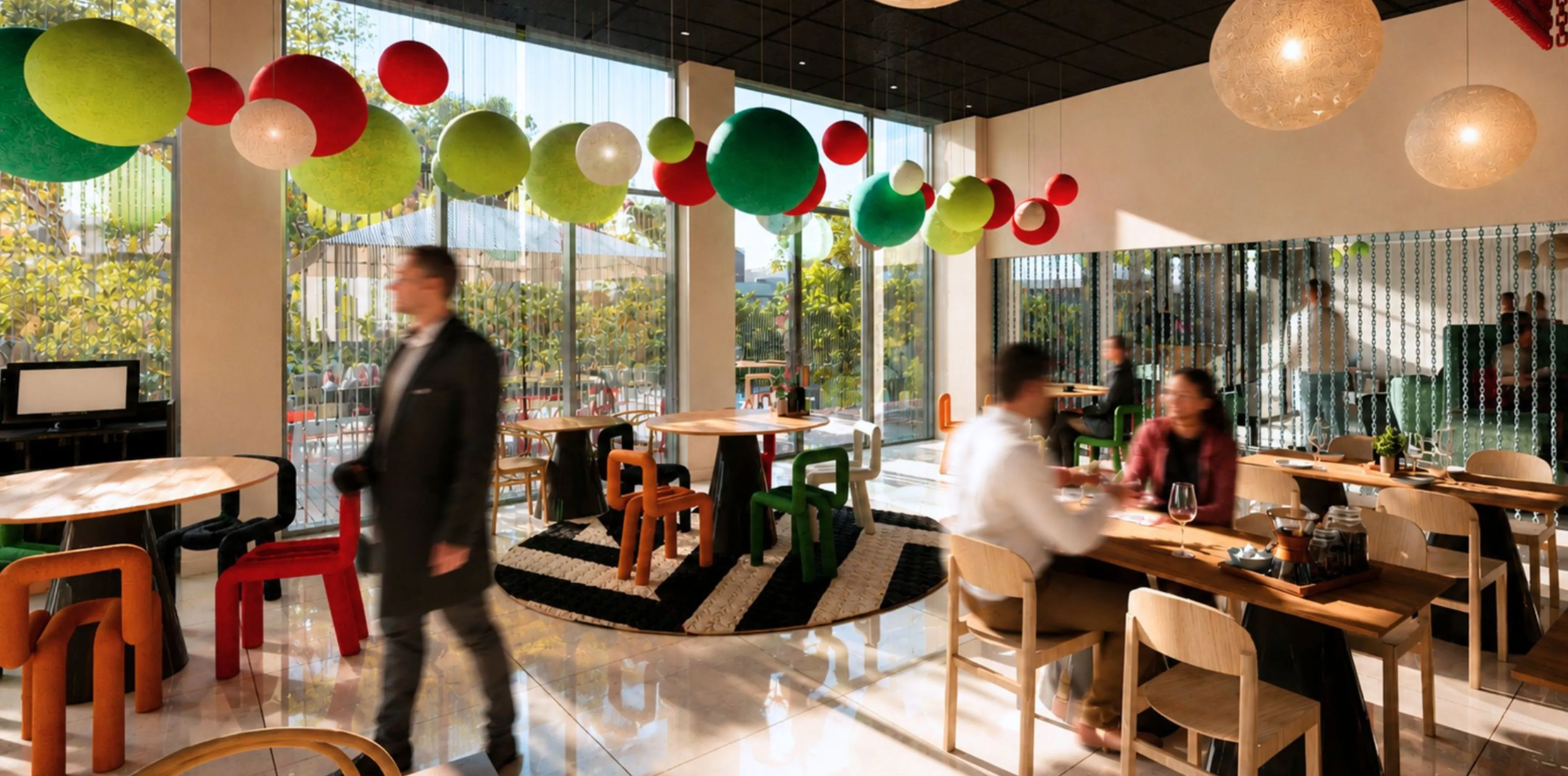 Salle de restaurant moderne avec grandes fenêtres, suspensions colorées et tables en bois.