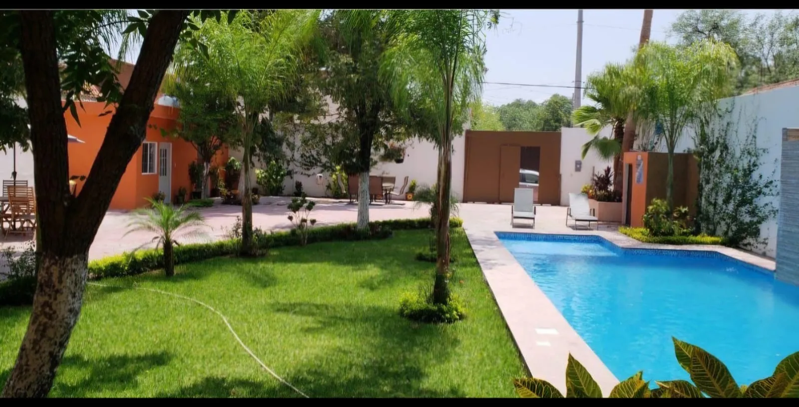 Áreas verdes y jardín para celebraciones, Hotel Los Arcos Inn, García