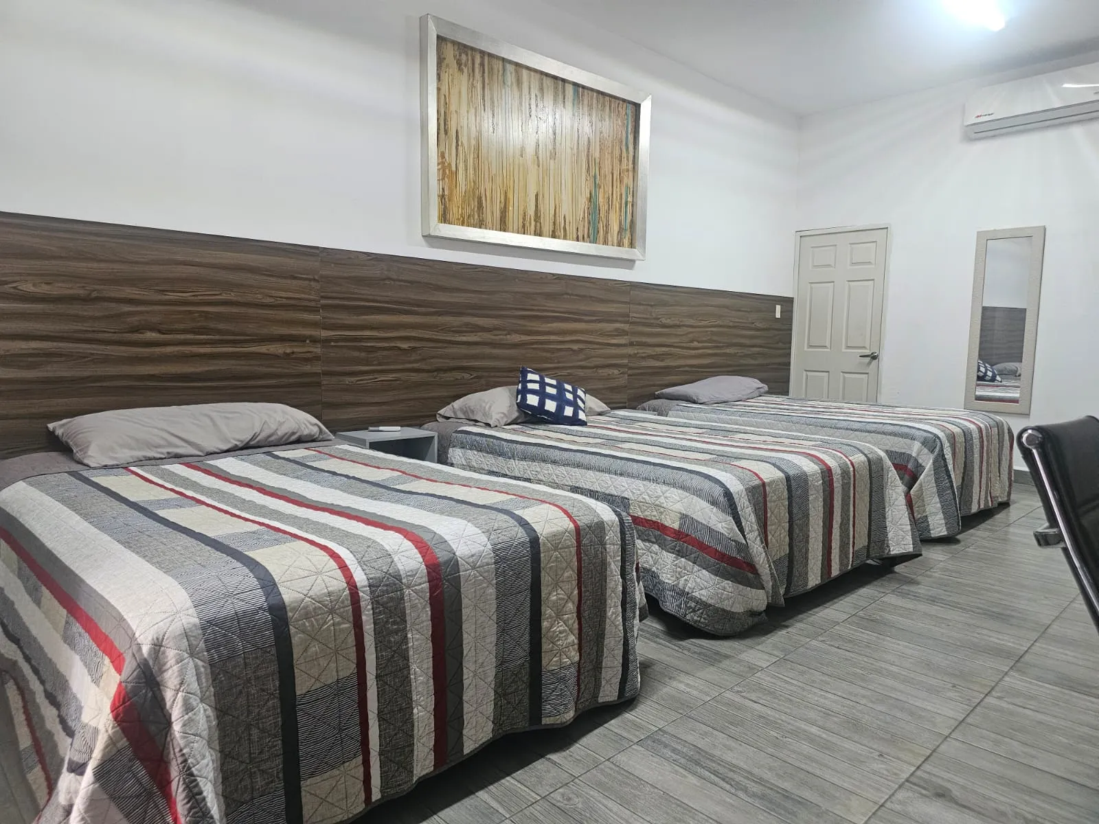 Habitación triple del Hotel Los Arcos Inn, García