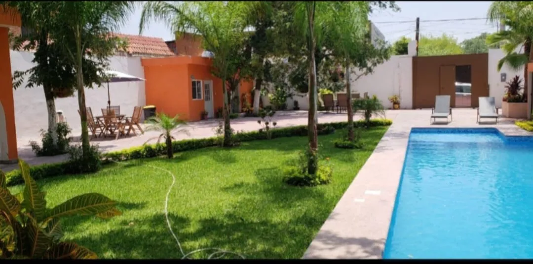 Jardín y alberca del Hotel Los Arcos Inn, García