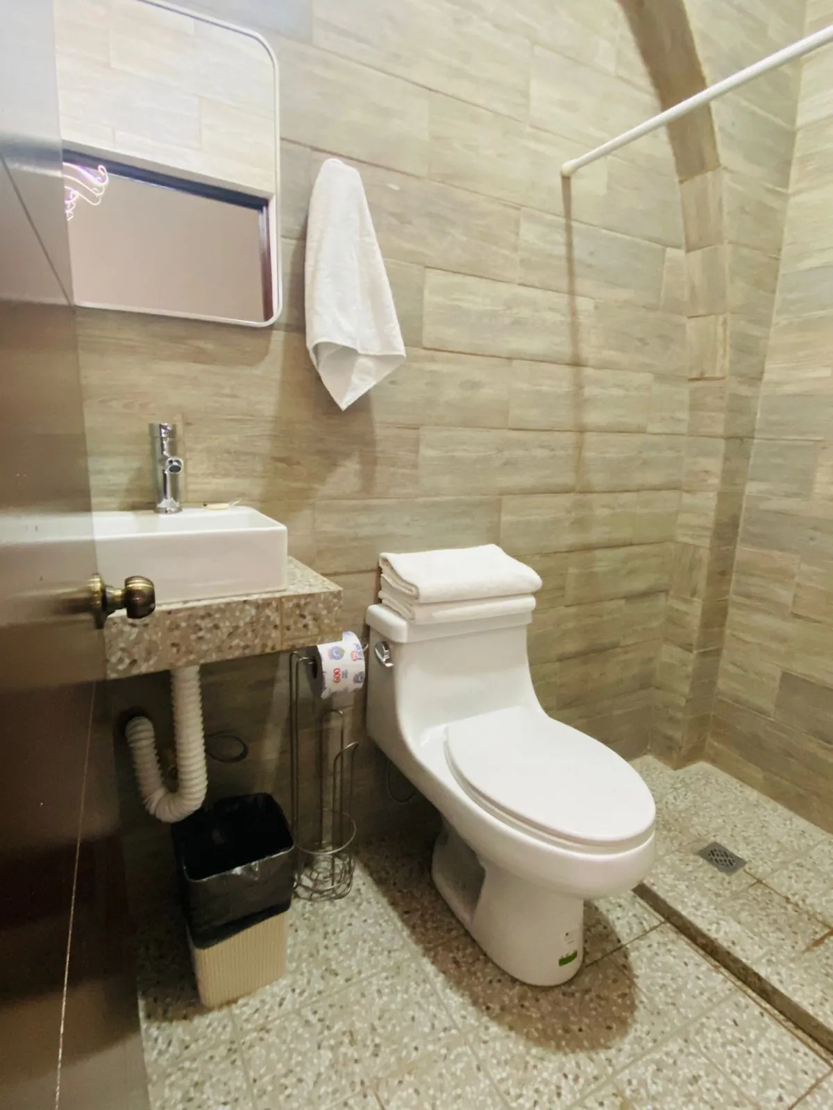 Baño de habitación del Hotel Los Arcos Inn en García