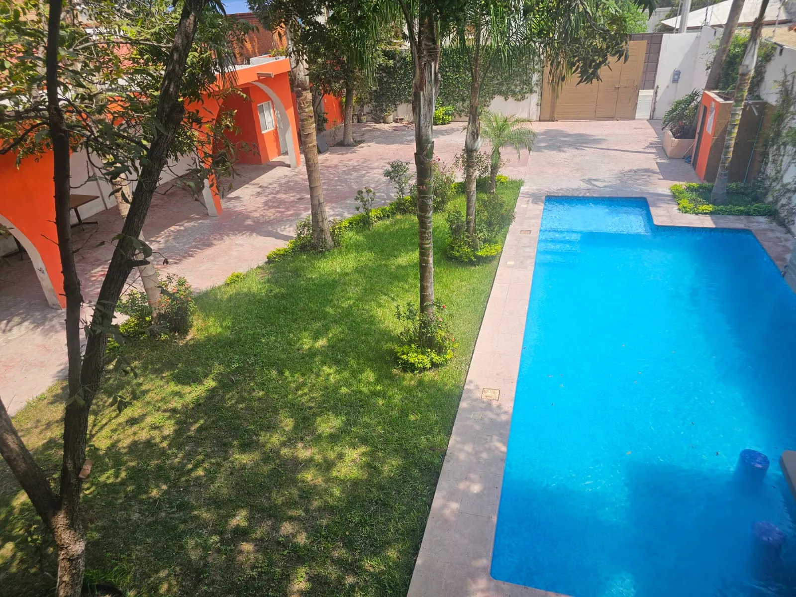 Hotel Los Arcos Inn visto desde el jardín, García