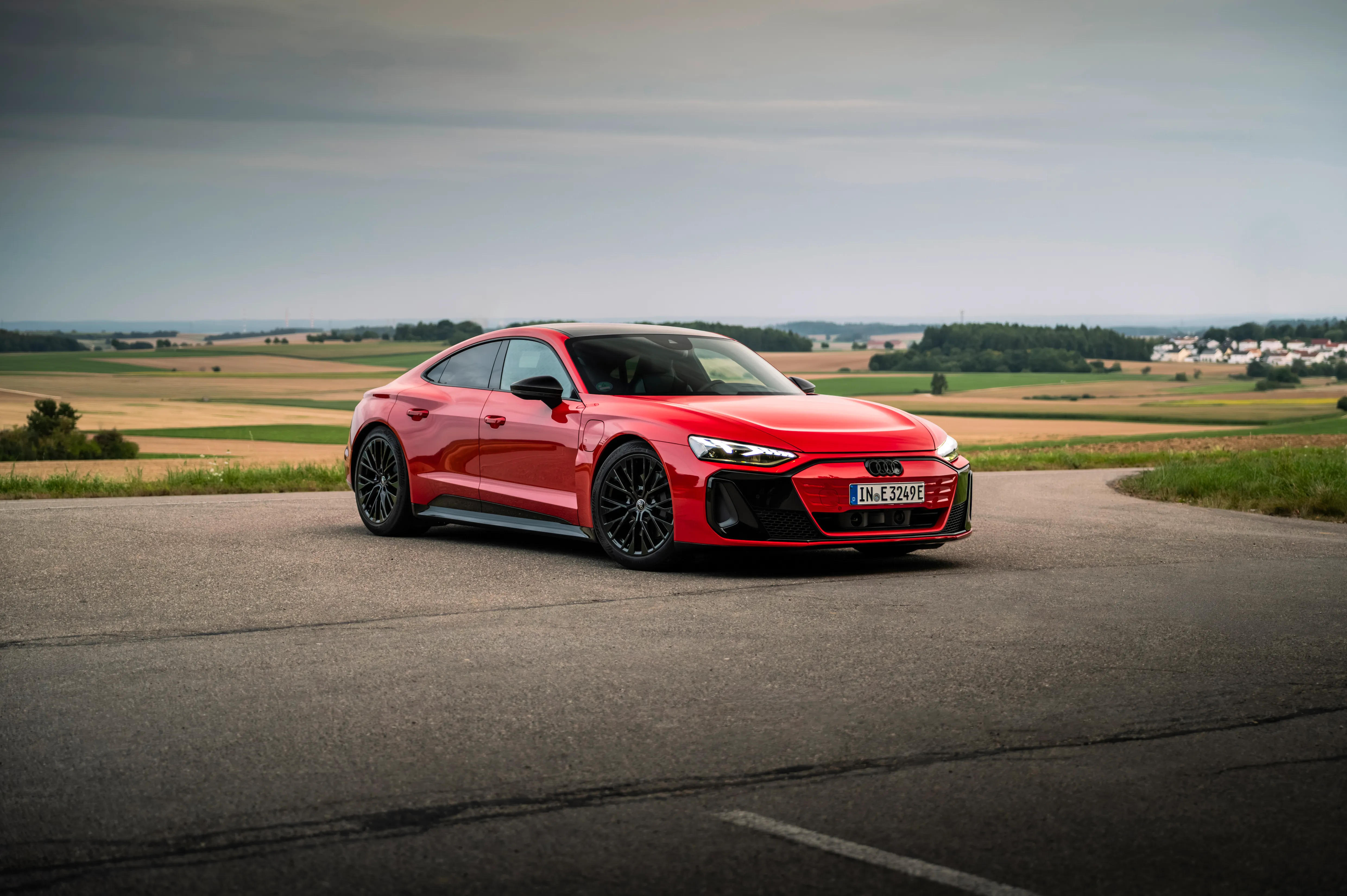 Audi e-tron GT rojo en carretera