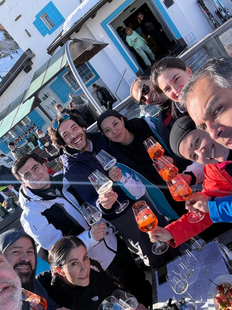 Amigos del club brindando en la terraza de un refugio de montaña