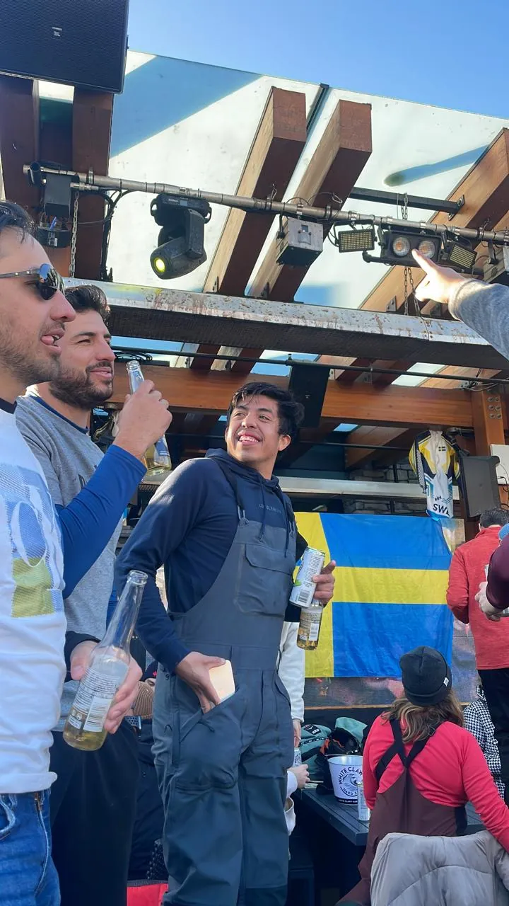 Après-ski del club en un bar de montaña
