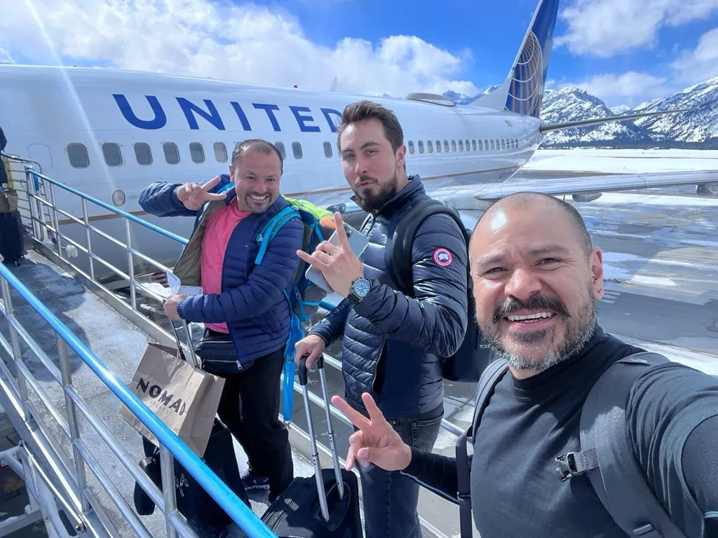Miembros del club llegando en avión a su destino de esquí