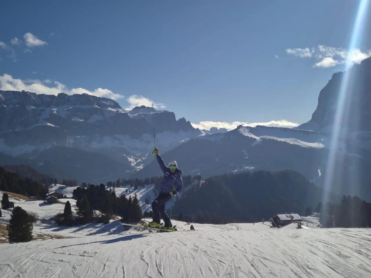 Esquiador con los brazos en alto ante el paisaje de los Dolomitas