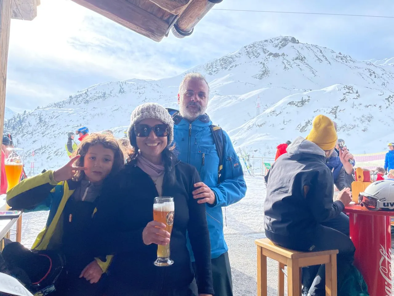Familia del club en una terraza de montaña