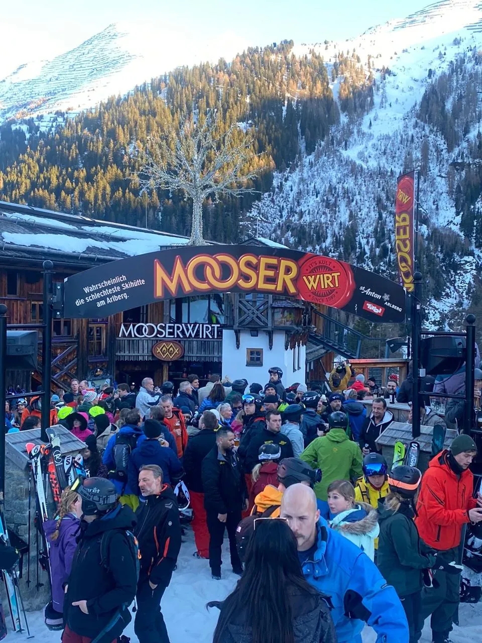 Ambiente de après-ski en el Mooserwirt, St. Anton