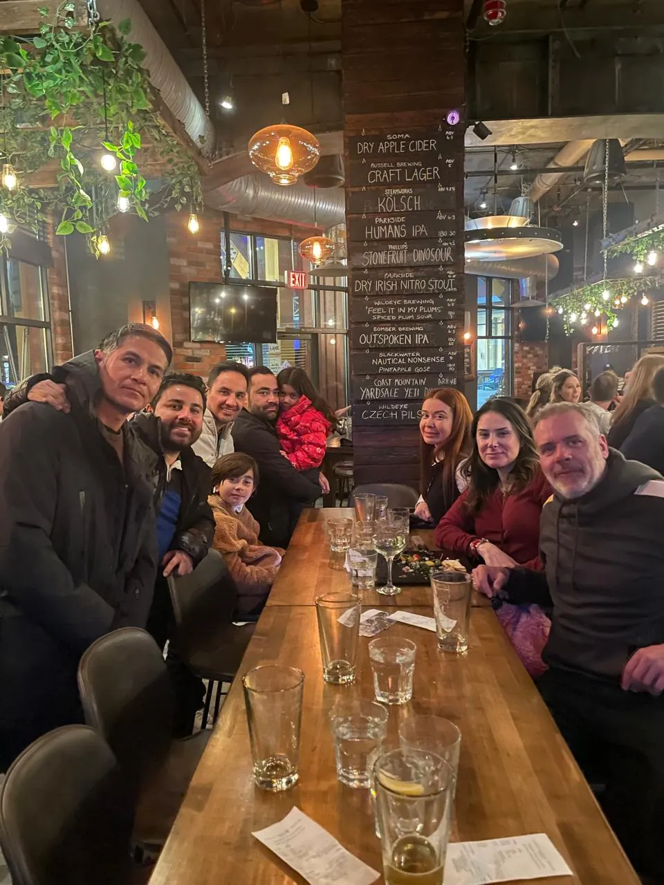 Cena del grupo del club en una mesa larga