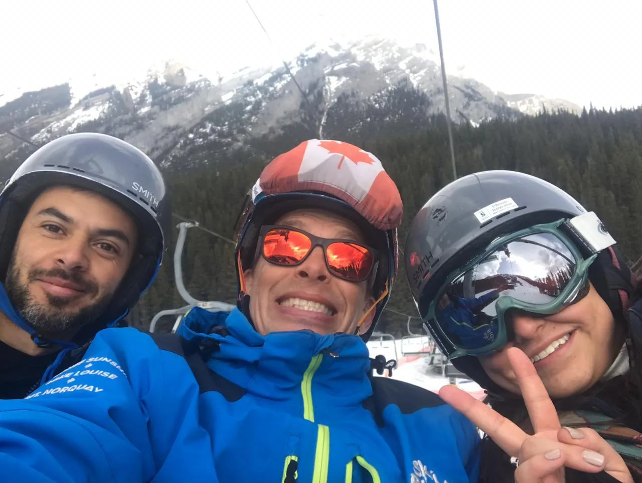 Amigos del club sonriendo en el telesilla