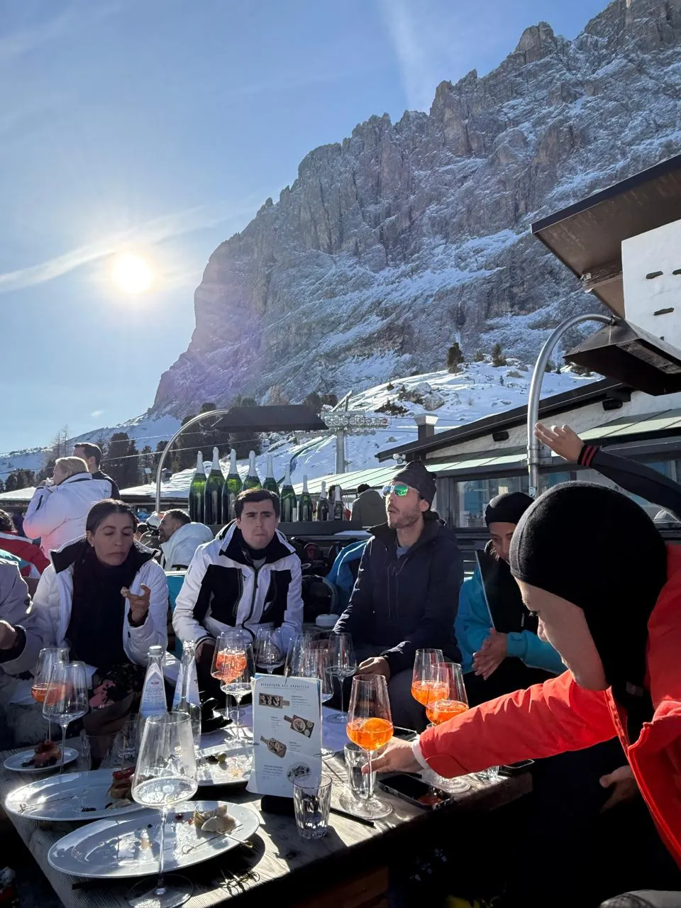 Grupo del club en una terraza bajo las paredes de los Dolomitas