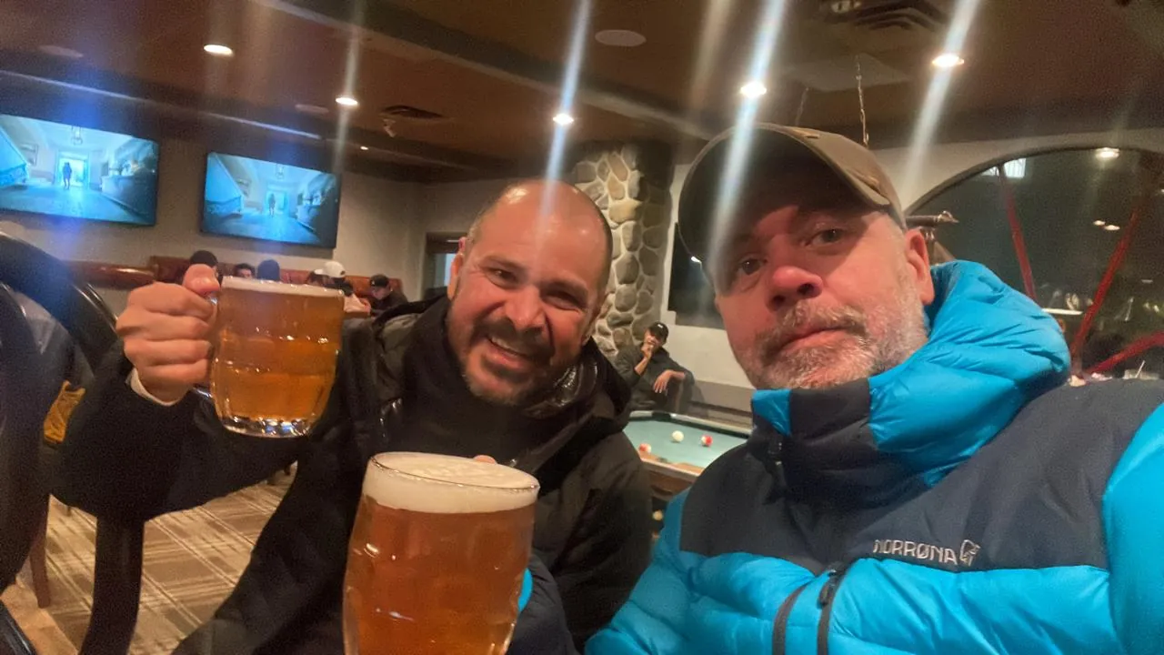 Brindis con cervezas después de esquiar