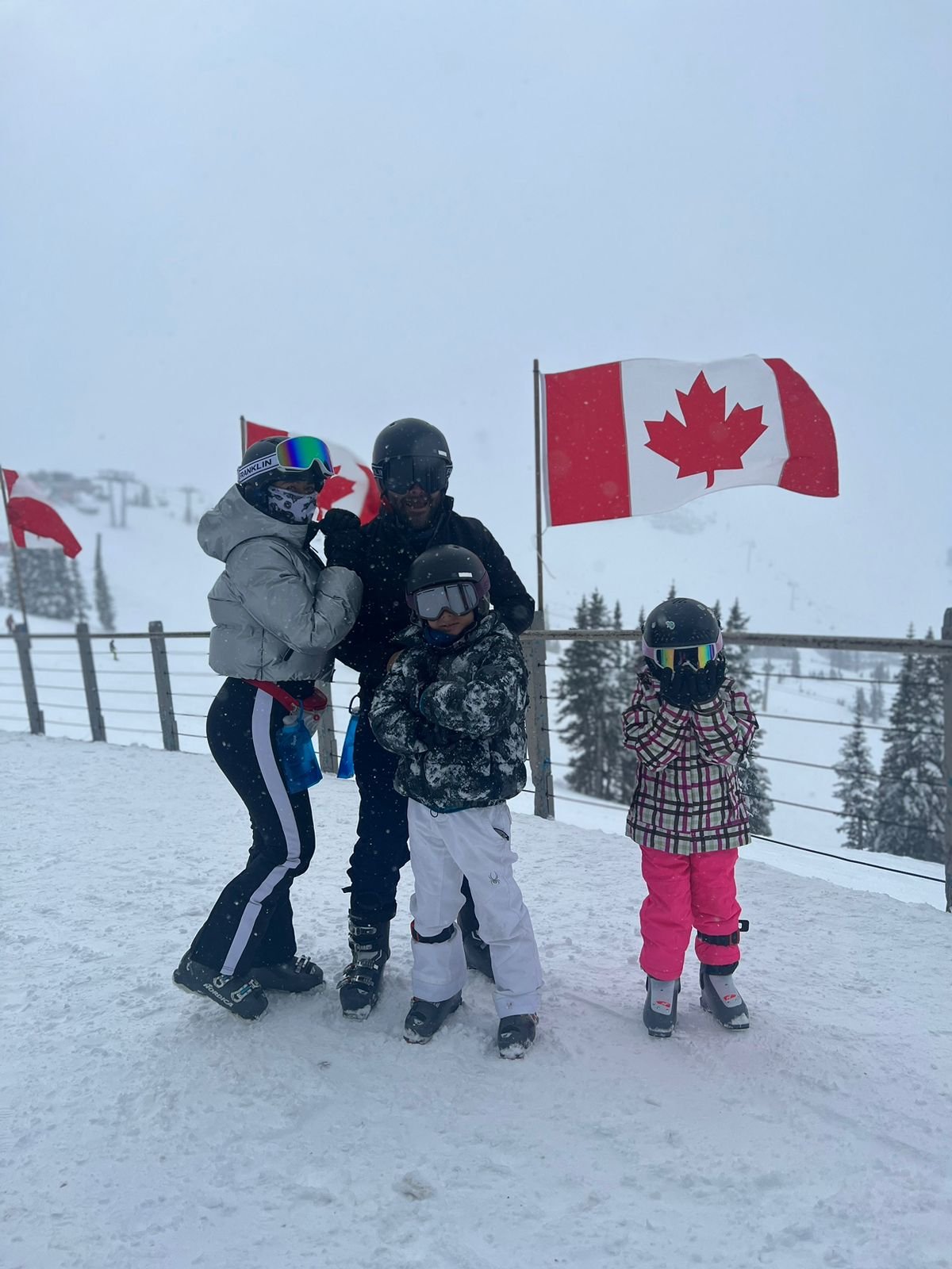 Janette y su familia en la nieve durante un viaje de esquí con TerritorioSnow