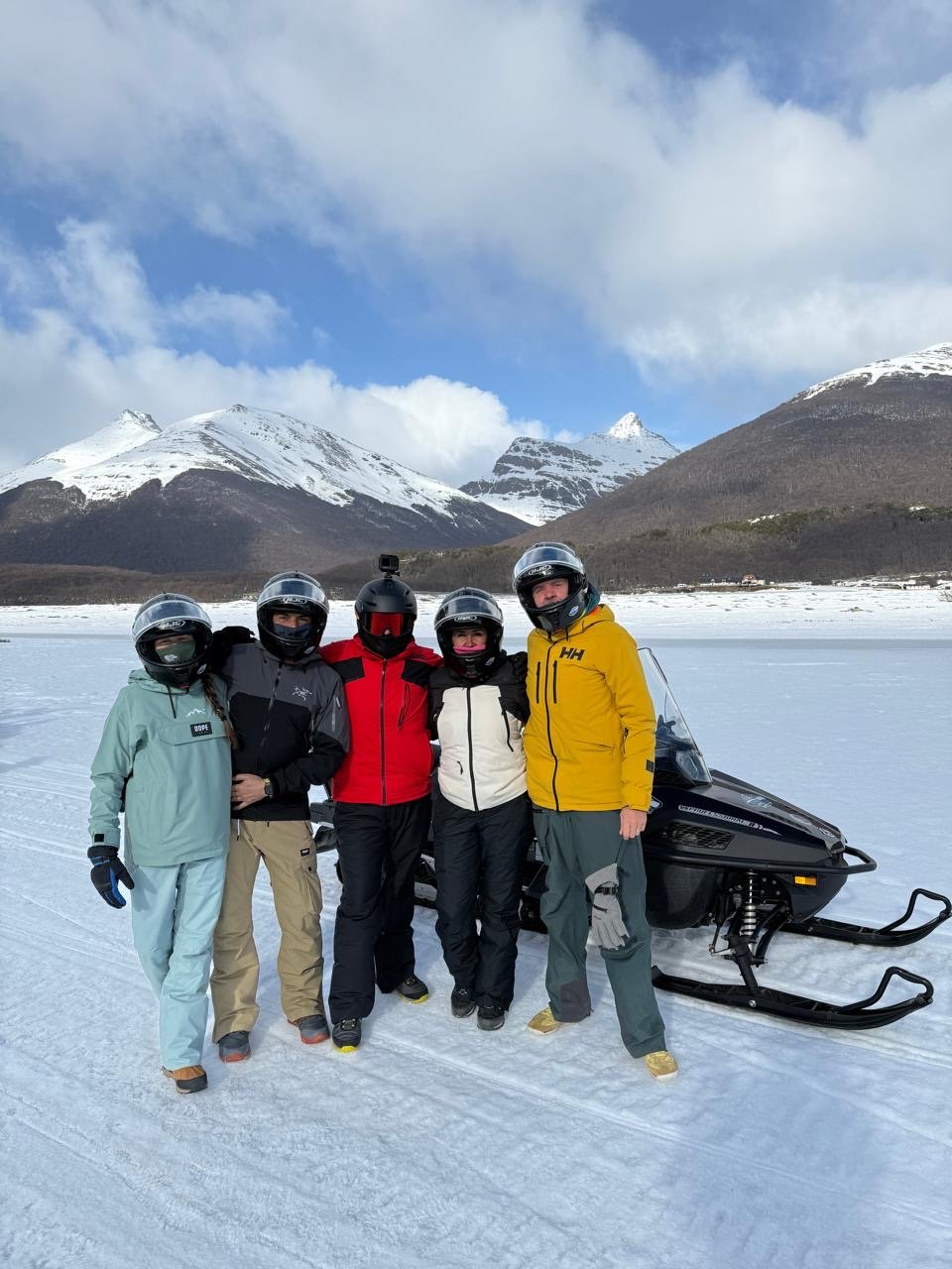 Grupo de TerritorioSnow en motos de nieve en Argentina