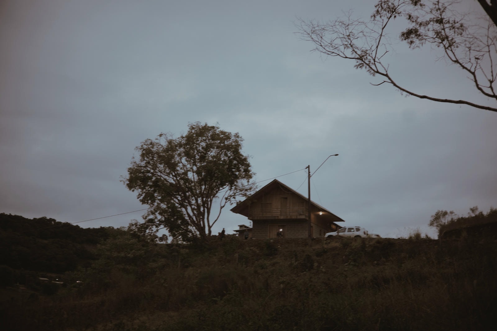 Pessoa caminhando por uma estrada rural ao entardecer