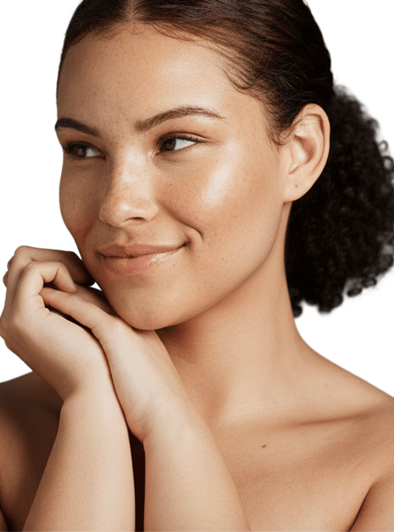 Portrait d’une jeune femme souriante, la main sous le menton