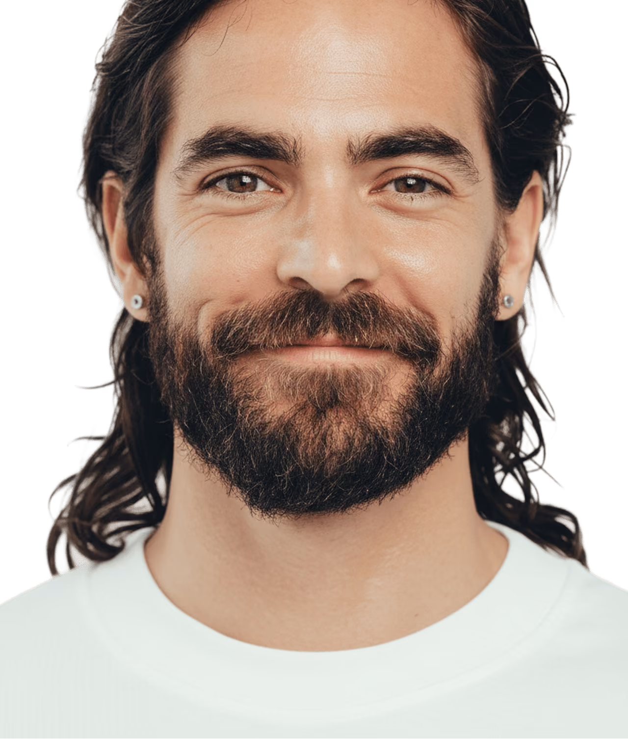 Portrait d’un homme aux cheveux longs et à la barbe, souriant calmement