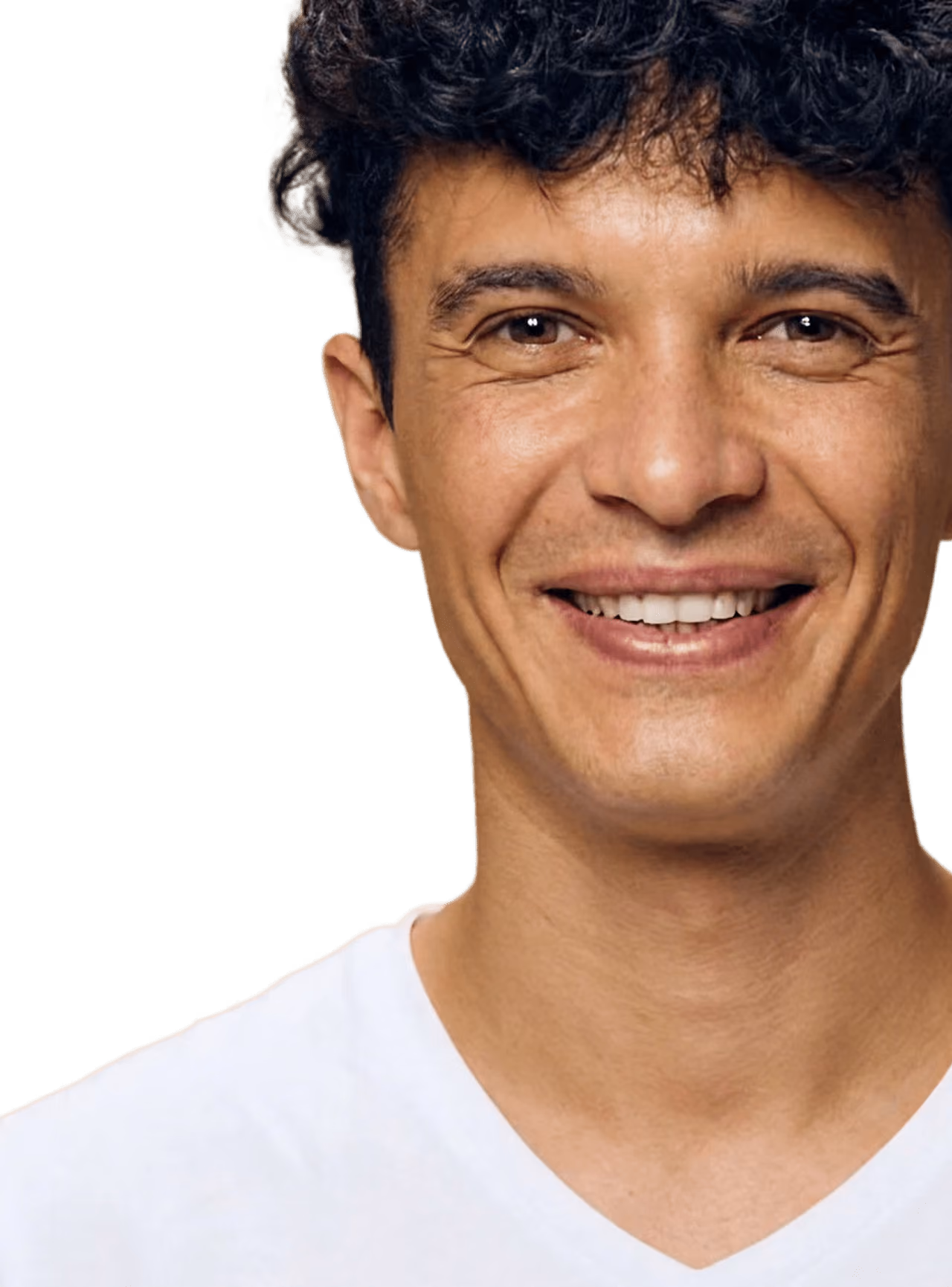 Portrait d’un homme souriant aux cheveux bouclés, en t-shirt blanc