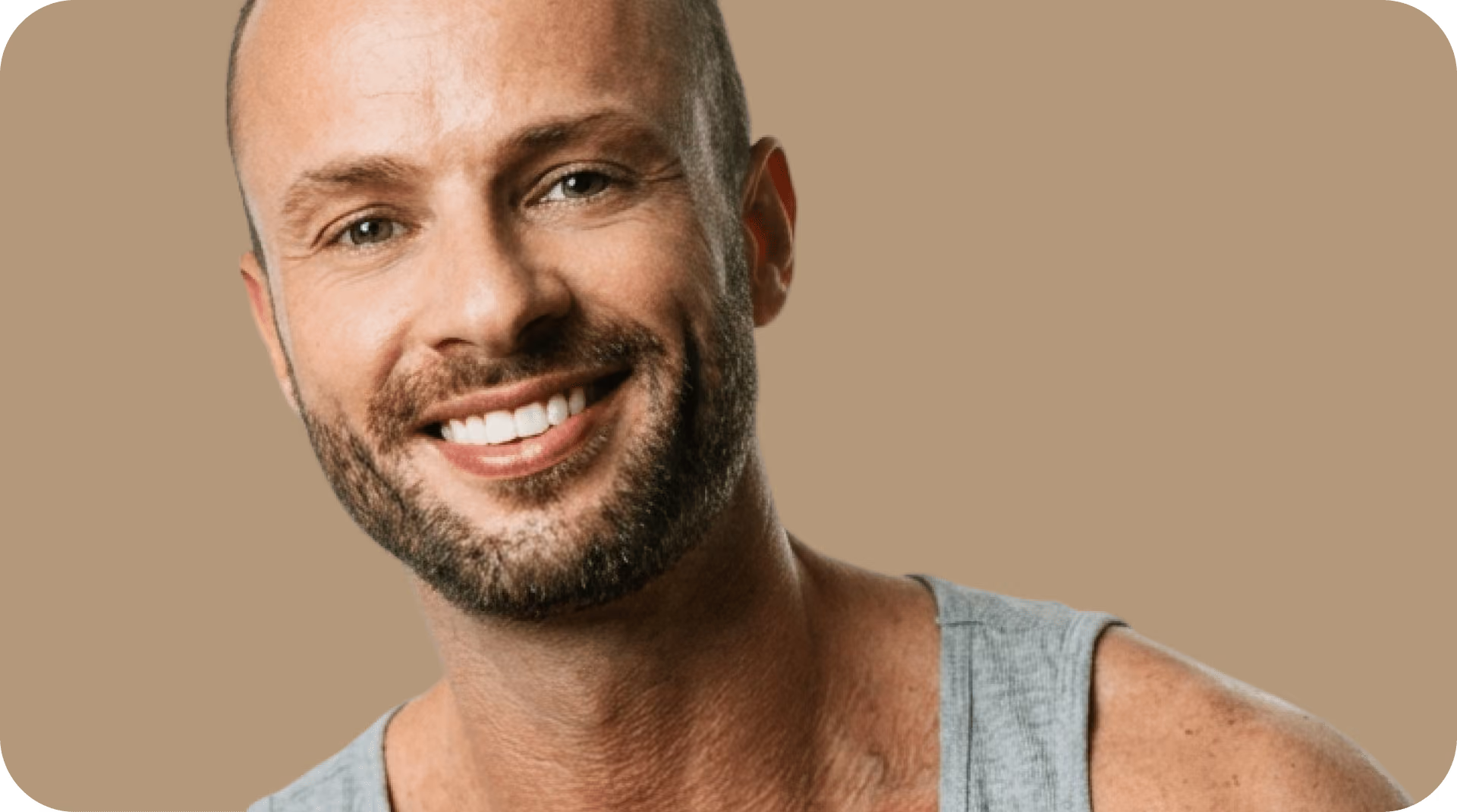 Caleb Jude Packham, insegnante di yoga Sattva e fondatore di Wellness Warrior.