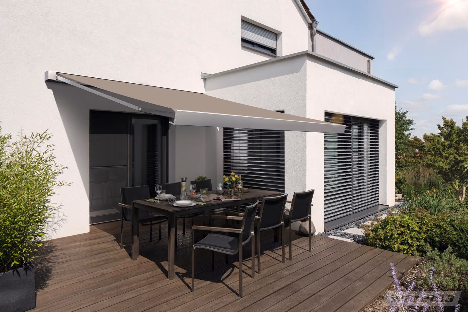 Moderne Terrasse mit ausziehbarer Markise, gedecktem Holztisch und sechs schwarzen Stühlen.