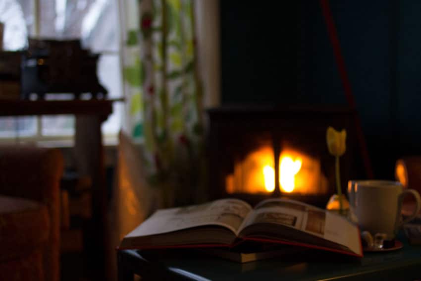 Café libro chimenea cultura de nieve