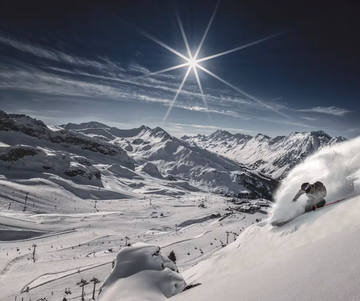Niños esquiando en los Alpes, viaje familiar a Ischgl