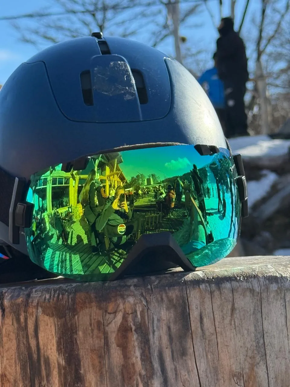 Casco y máscara de esquí en una terraza de montaña en Argentina
