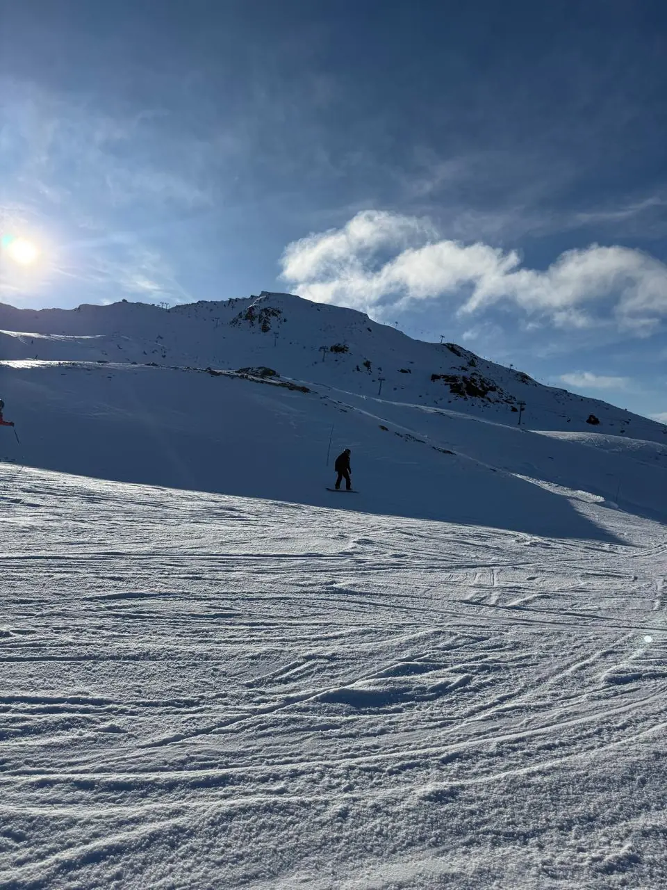 Pista de esquí al sol en la Patagonia argentina