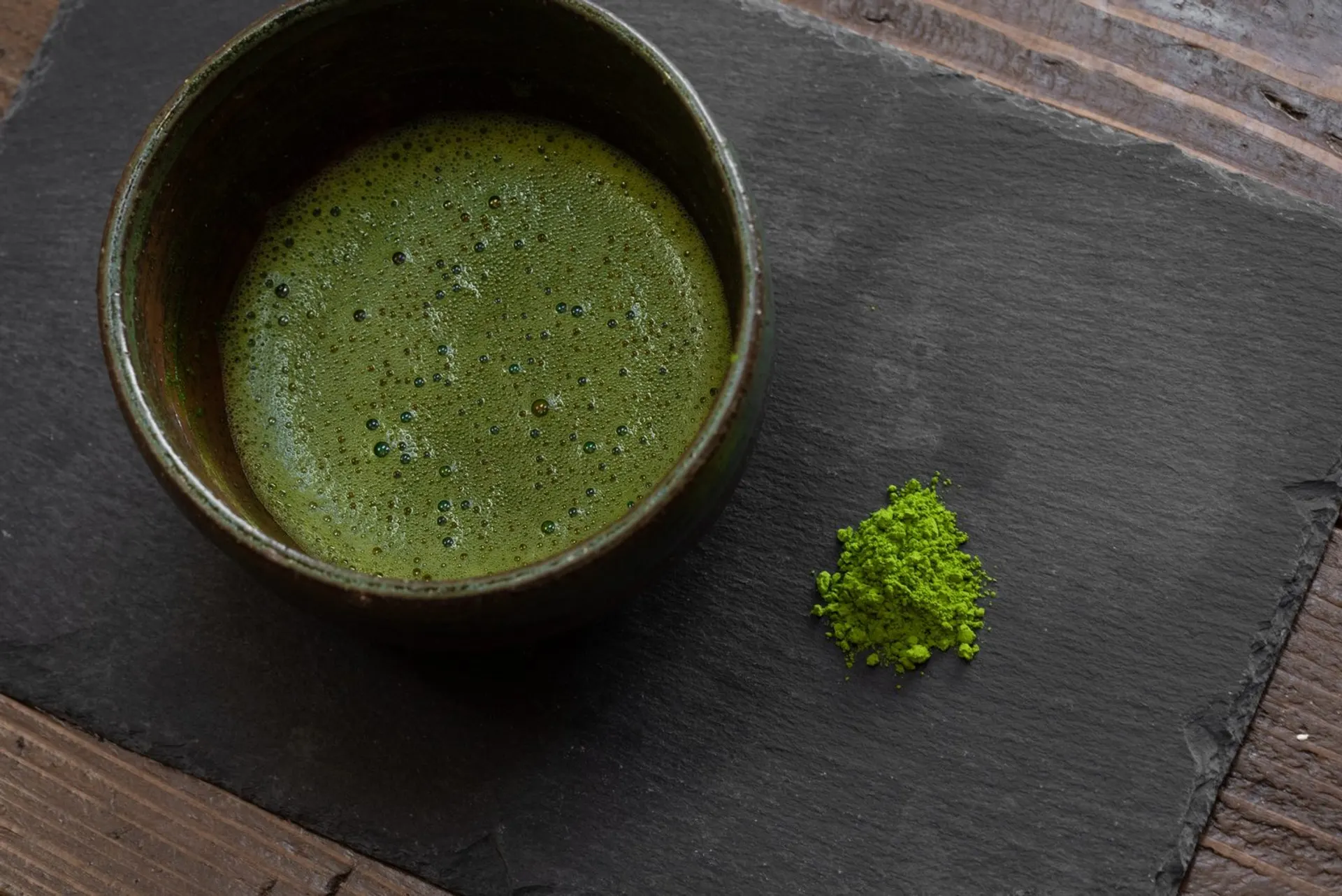 陰影の中の抹茶碗