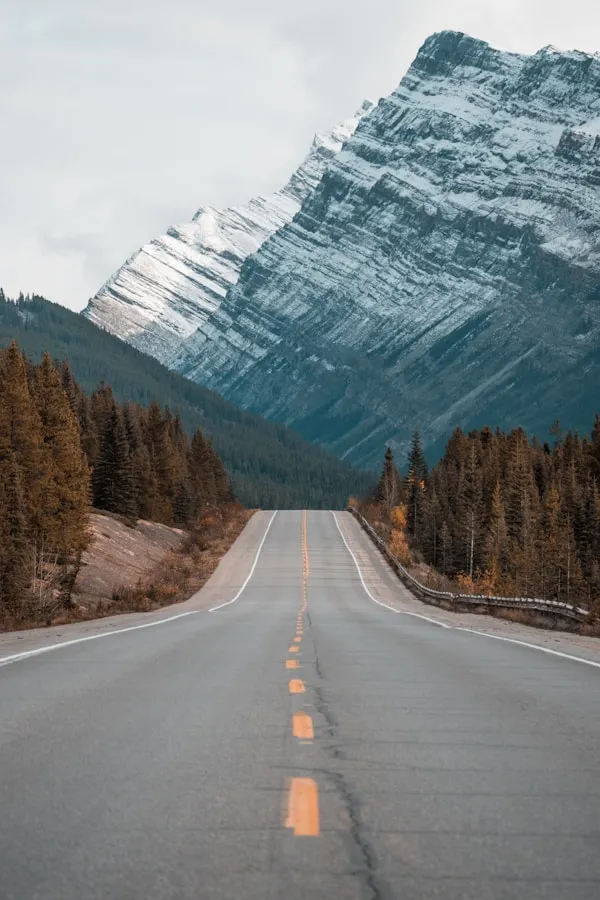Road along steep mountains