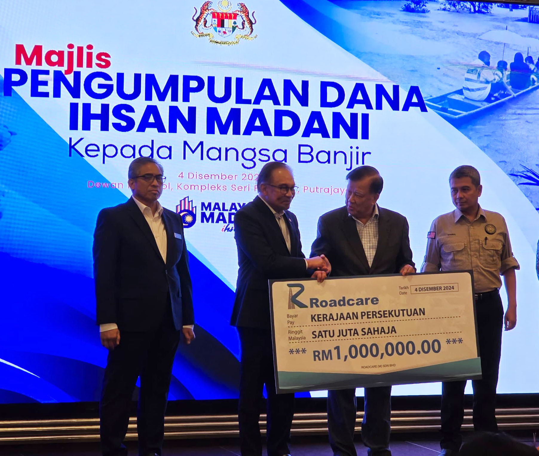 Protasco Active photograph: Sumbangan Roadcare untuk Dana Ihsan MADANI kepada Mangsa Banjir