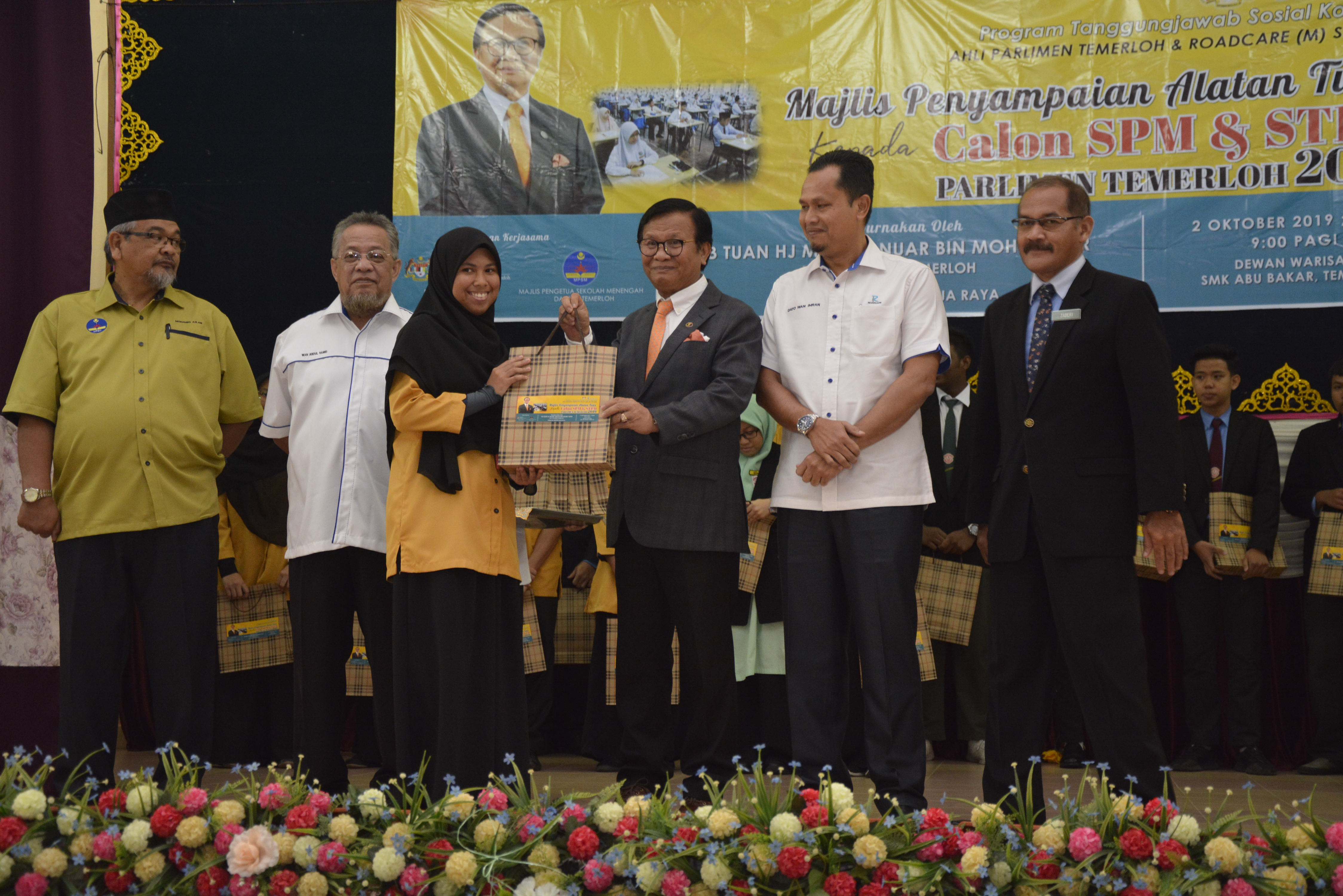 Protasco Active photograph: Penyampaian Kelengkapan Peperiksaan Kepada Para Calon SPM dan STPM di Temerloh Oleh Roadcare