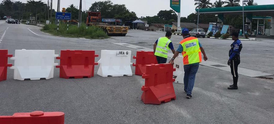 Protasco Active photograph: Roadcare Selangor Membantu JKR Dalam Penyediaan Sekatan Jalan Raya