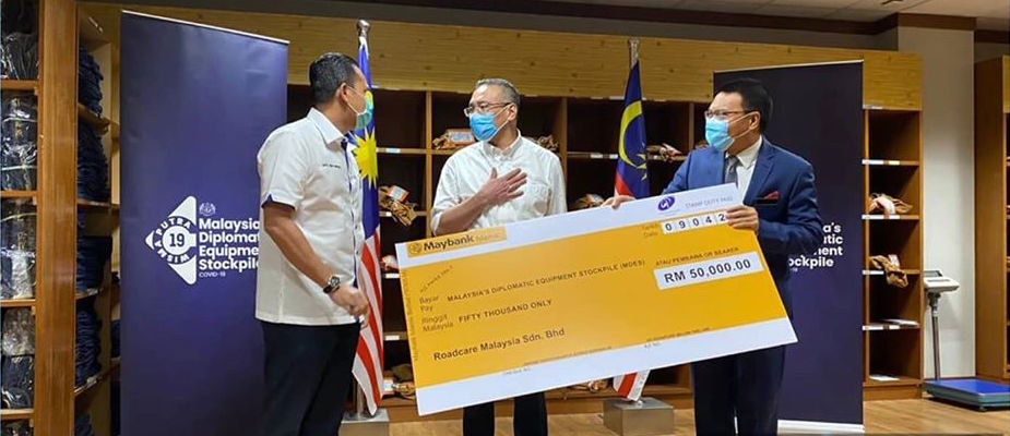 Protasco Active photograph: Rm50,000 Disumbangkan Oleh Roadcare Kepada Kementerian Luar Negeri