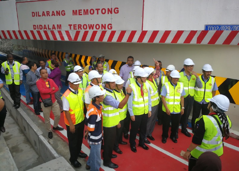 Protasco Active photograph: Roadcare Improves Motorcycle Lane in Federal Highway