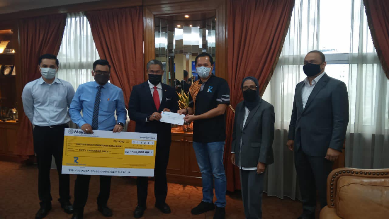Protasco Active photograph: Sumbangan Bencana Banjir Kepada Kementerian Kerja Raya