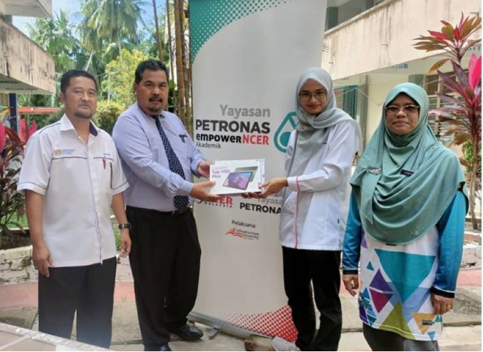 Protasco Active photograph: Serahan alat bantu mengajar alaf baru oleh IUKL melalui Projek empowerNCER Akademik