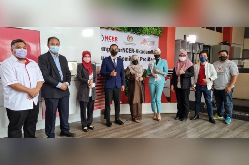 Protasco Active photograph: IUKL, Ncia Bimbing Calon SPM Daripada Keluarga B40