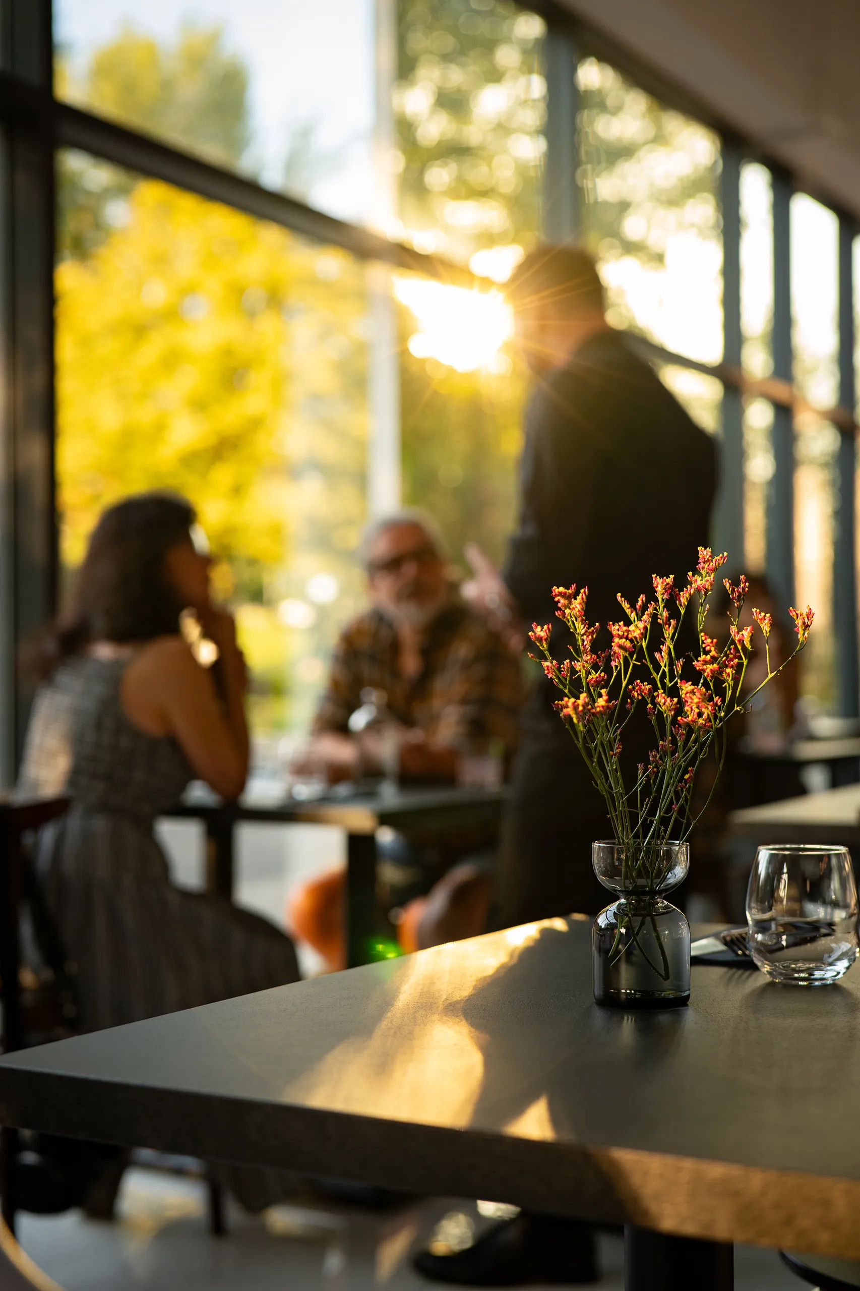Wnętrze restauracji Honō w ciepłym klimatycznym oświetleniu
