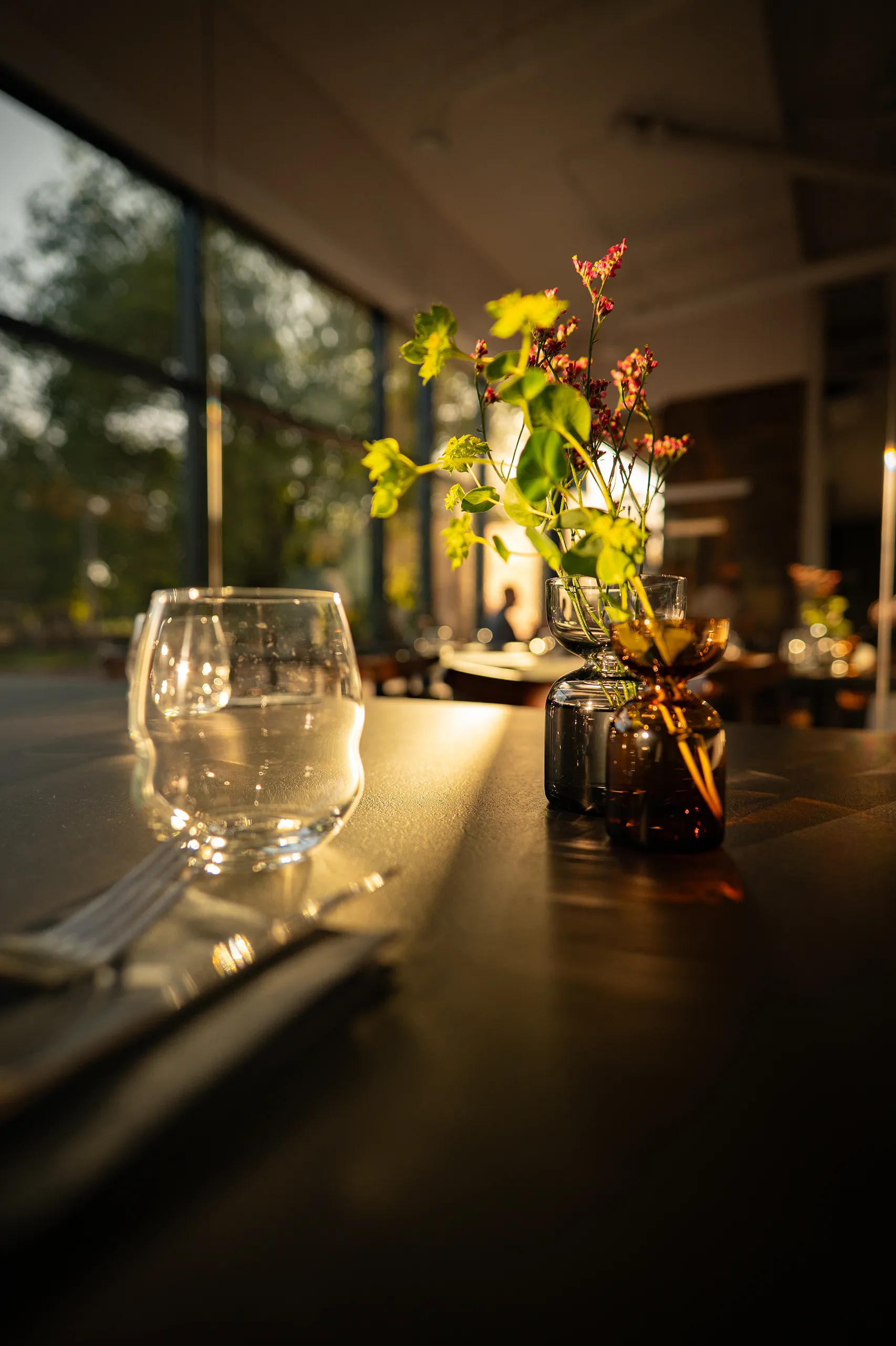 Sala restauracyjna Honō przygotowana dla gości