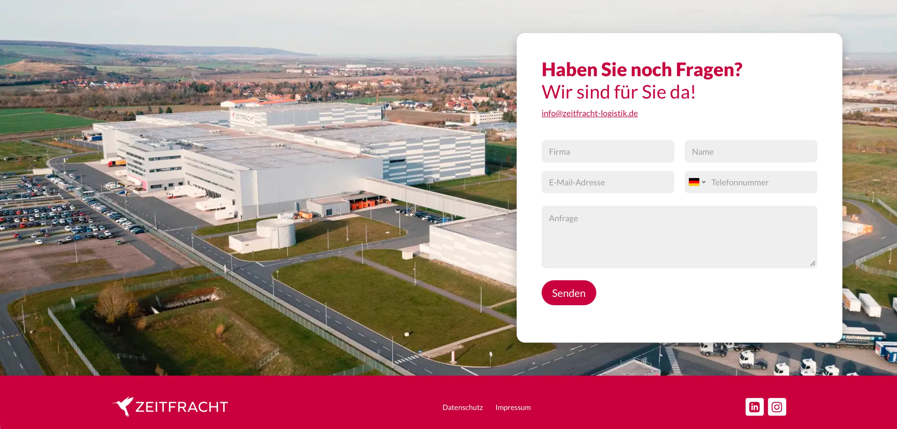 Luftaufnahme eines großen Logistikzentrums und Kontaktformular mit Fragehinweis auf der rechten Seite.