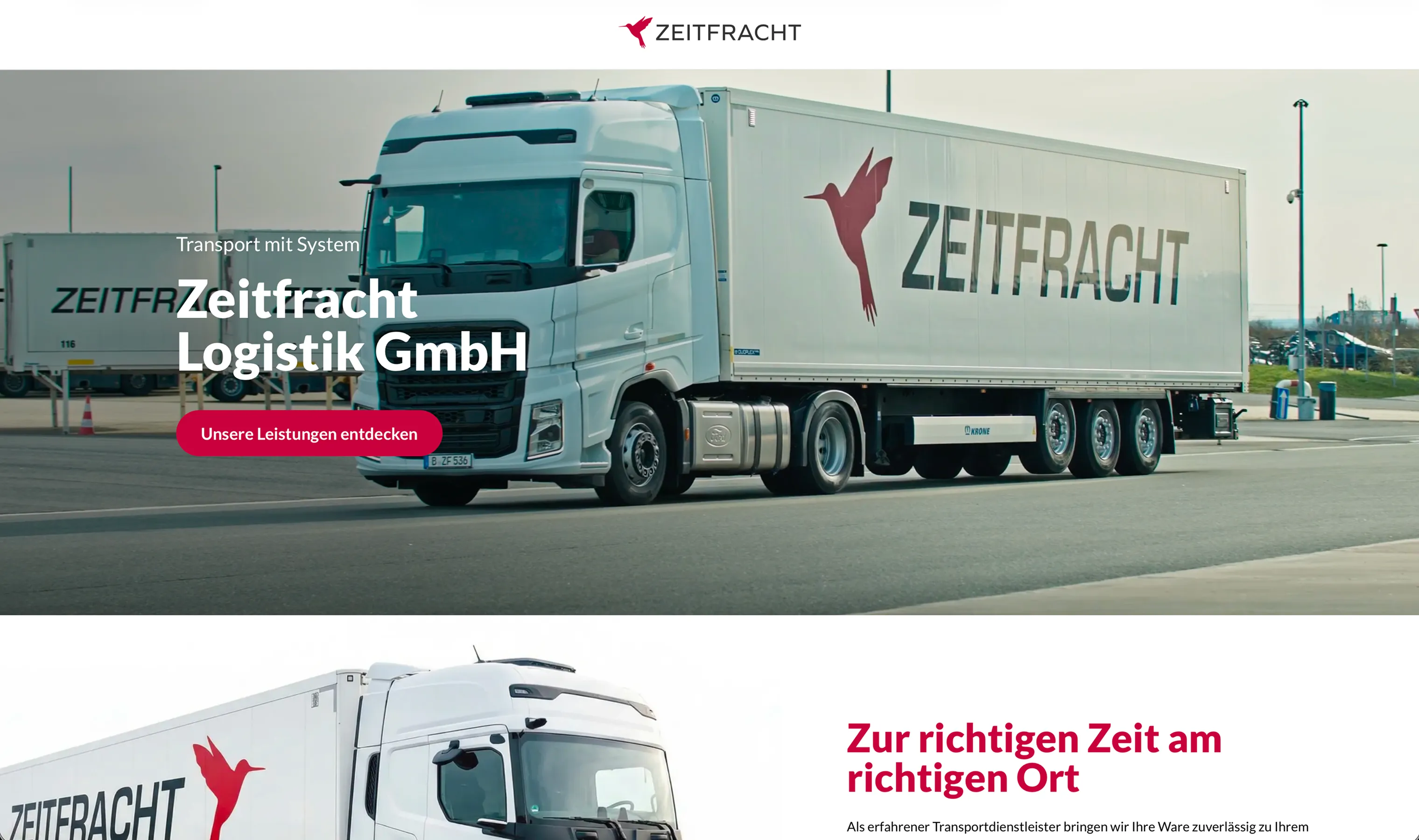 Weißer Zeitfracht-Transport-LKW parkt auf Asphalt unter bewölktem Himmel.