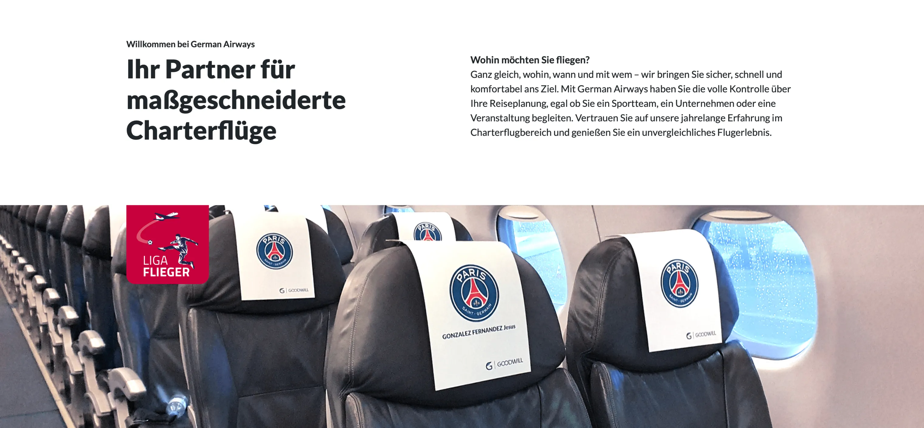 Innenraum eines Flugzeugs mit schwarzen Ledersitzen und Kopfstützenbezügen mit Paris Saint-Germain-Logo.