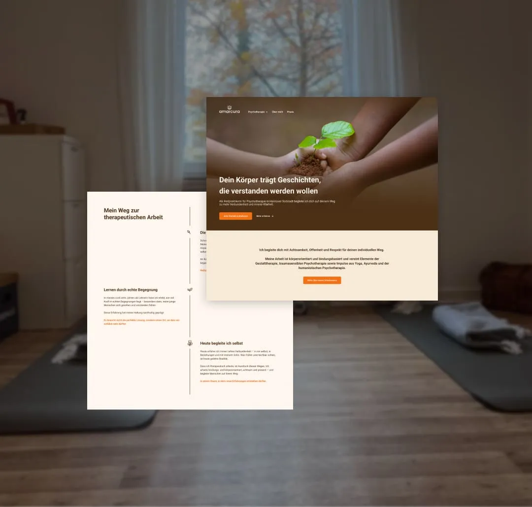 Komposition aus zwei Website-Ausschnitten von amarcura – Praxis für Psychotherapie in Hannover – vor dem Hintergrund eines Behandlungsraums