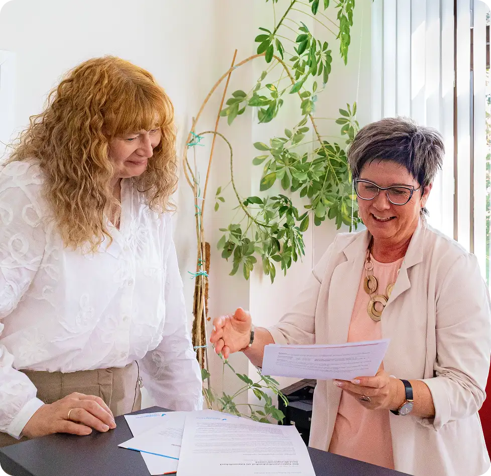 Mitarbeiterinnen der Steuerkanzlei bei der gemeinsamen Arbeit