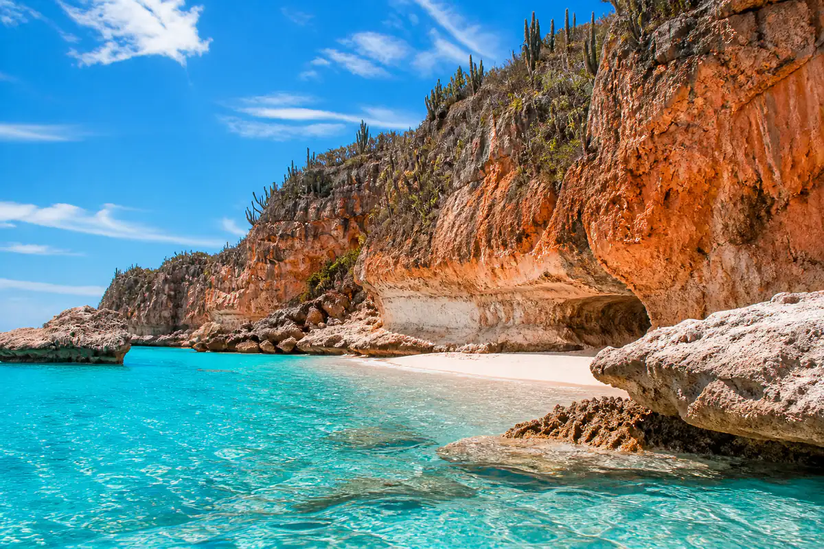 Cala de aguas claras en Bahía de las Águilas