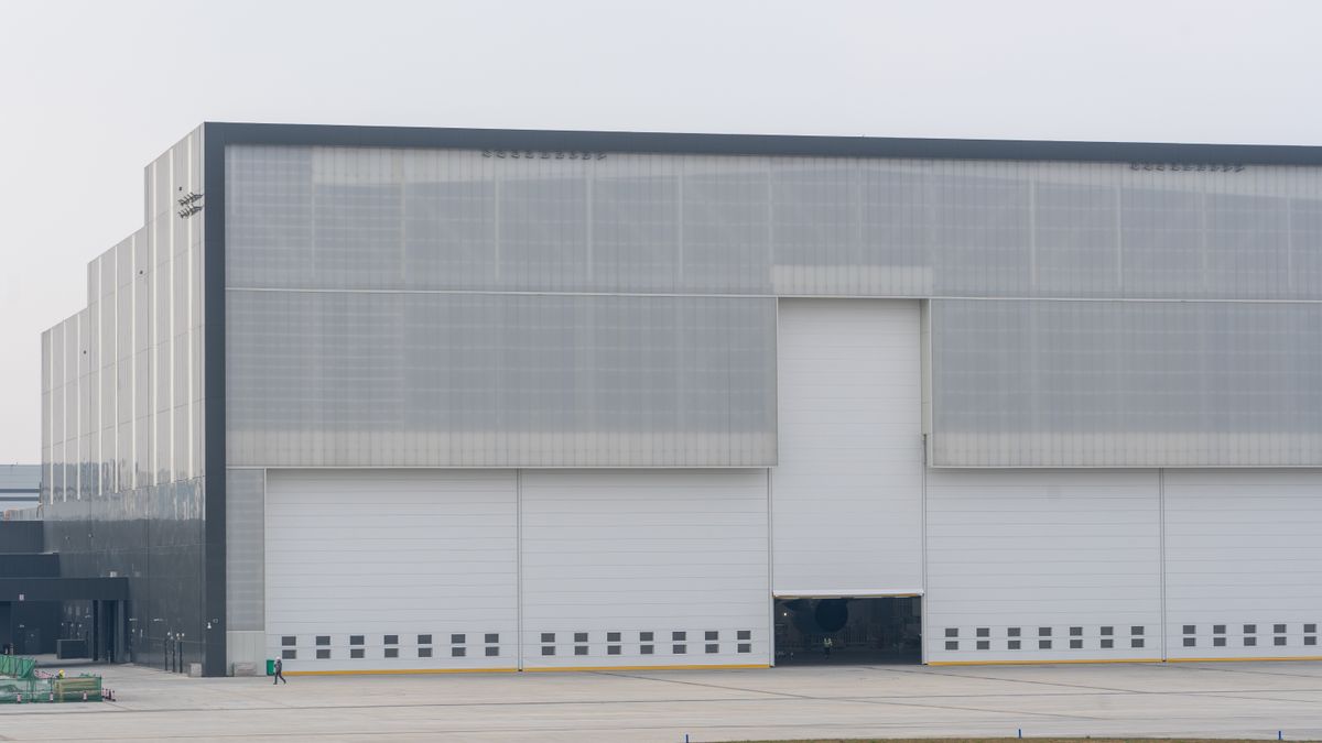 Large distribution warehouse with closed loading doors