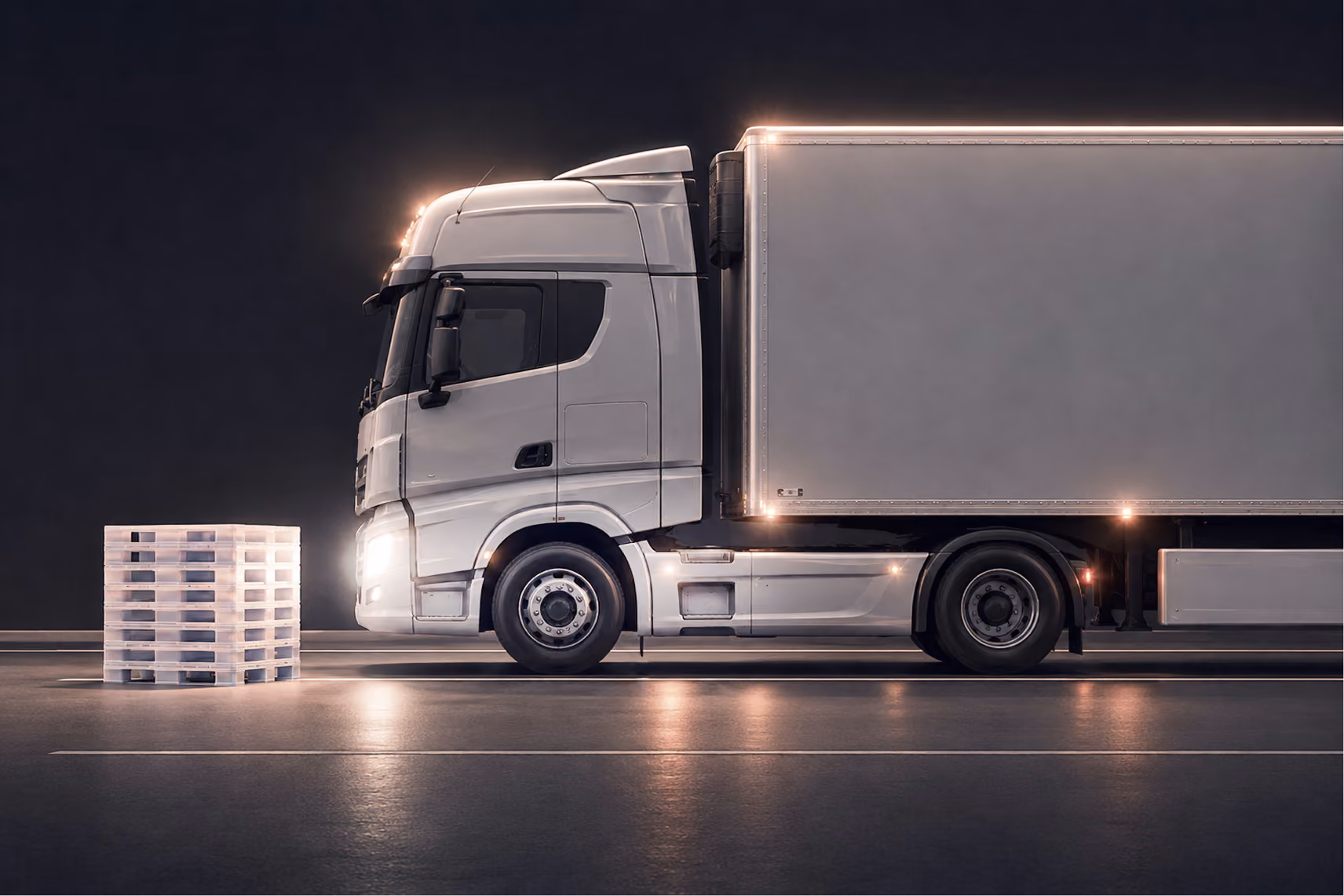 Weißer Lkw neben einem Stapel Europaletten